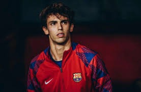 经典再现！50岁米兰主帅孔塞桑叼雪茄热舞庆夺冠，球迷：绝对狠人